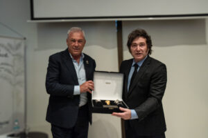 Conmebol le obsequió una Copa del Mundo a Milei