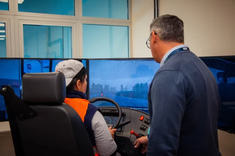 Transportistas lanzan el nuevo curso de conducción profesional para camiones