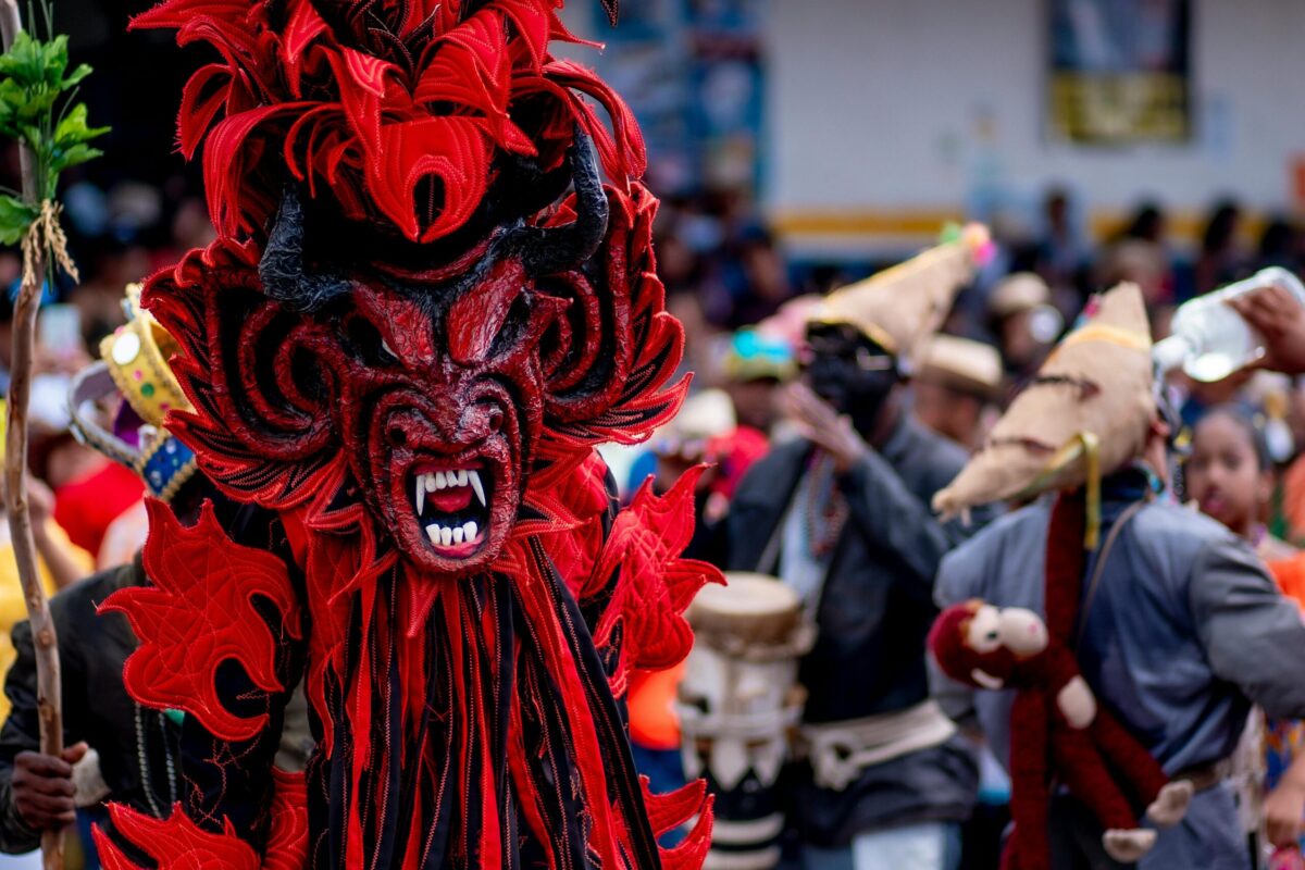 Vestimenta en la Diablada Boliviana: origen, personajes y simbolismo