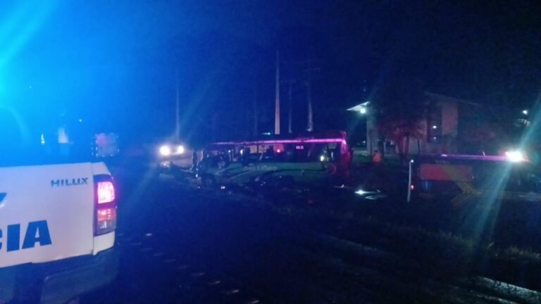 Vuelco de ómnibus y camión deja diez heridos leves en Minga Guazú