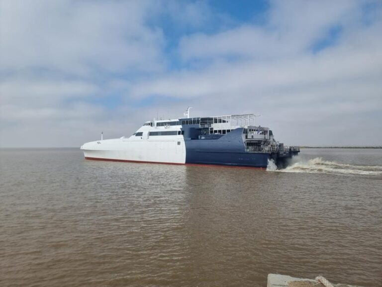 El Montevideo Express recientemente botado del Astillero Riopal