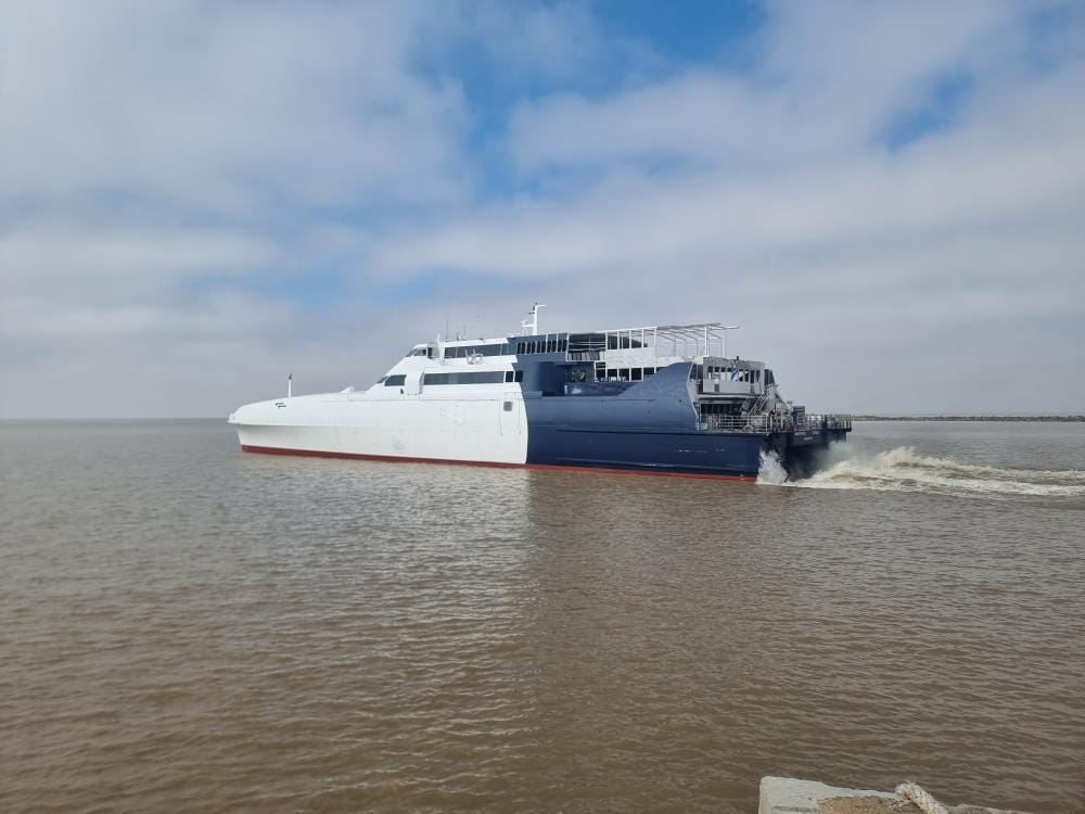 El Montevideo Express recientemente botado del Astillero Riopal