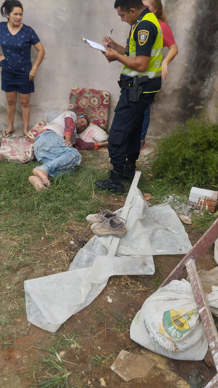 Albañil cayó de un andamio y sufrió lesiones en la cadera