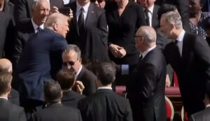 Los Reyes de España Saludan a Donald Trump Antes del Funeral del Papa Francisco: Detalles y Reacciones