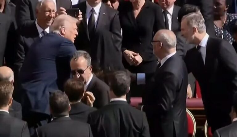 Los Reyes de España Saludan a Donald Trump Antes del Funeral del Papa Francisco: Detalles y Reacciones