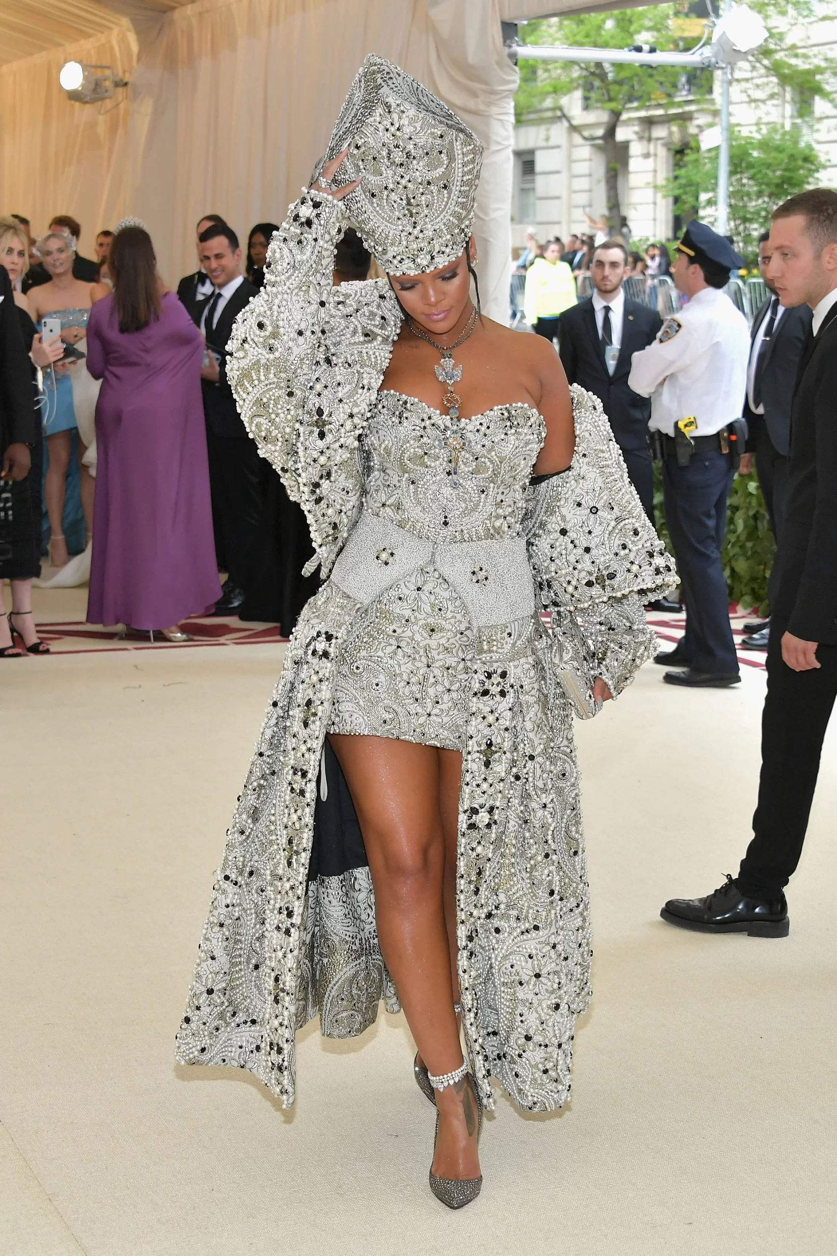 El día en que la MET Gala homenajeó al Vaticano con el aval del Papa Francisco: de «10 viajes a Roma» y Rihanna como papisa a cómo se acordó el dresscode religioso