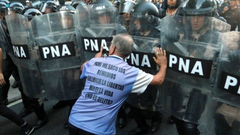 Jubilados: nuevo miércoles de tensión frente al Congreso, con otro trabajador de prensa herido