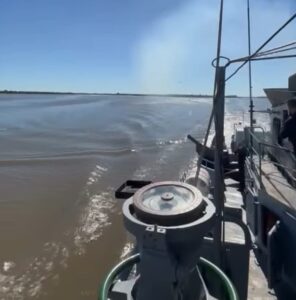 Operativo de control fronterizo en el Río Uruguay con despliegue aeronaval