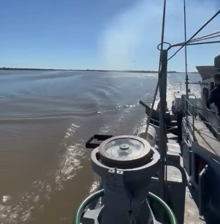 Operativo de control fronterizo en el Río Uruguay con despliegue aeronaval
