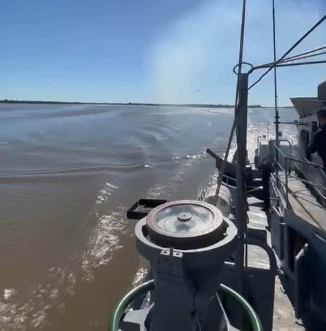 Operativo de control fronterizo en el Río Uruguay con despliegue aeronaval