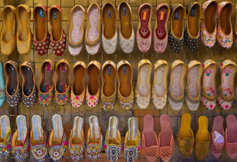 Interpretación de soñar con ropa y zapatos: analiza tus atuendos en el mundo de los sueños