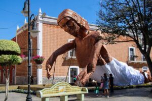 De cartón y con 18 metros de alto: la escultura gigante de Cristo expuesta esta Semana Santa