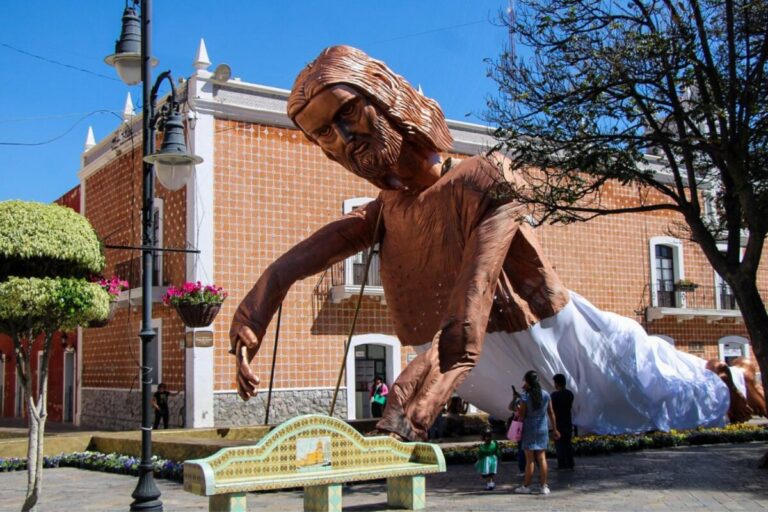 De cartón y con 18 metros de alto: la escultura gigante de Cristo expuesta esta Semana Santa