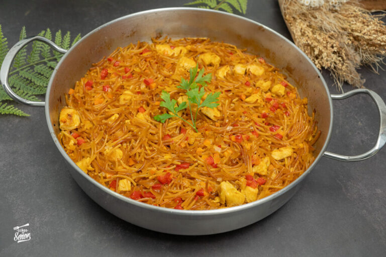 Fideuá de pollo. Receta fácil y casera para tu fin de semana
