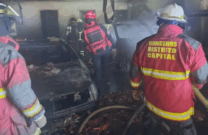 Incendio consume vehículos y tres maleteros en conjunto residencial de El Hatillo