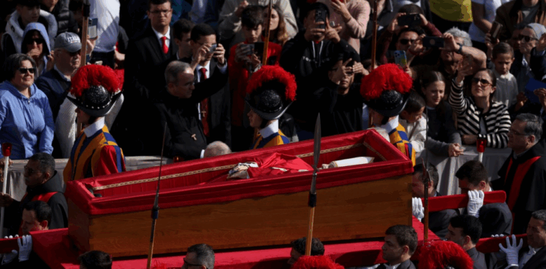 Comenzaron los funerales del Papa Francisco en la Basílica de San Pedro
