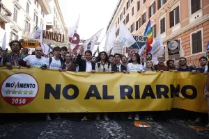 Se movilizan en Roma contra plan de rearme europeo e histeria antirrusa