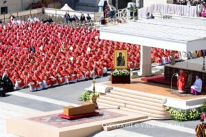 Funeral del Papa Francisco: marginados, niños, jóvenes y familias le dicen adiós