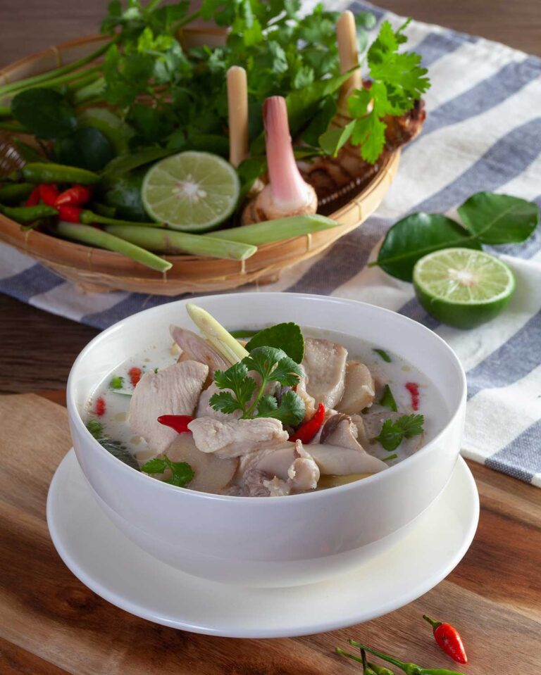 Sopa Tom Kha Gai de pollo con leche de coco