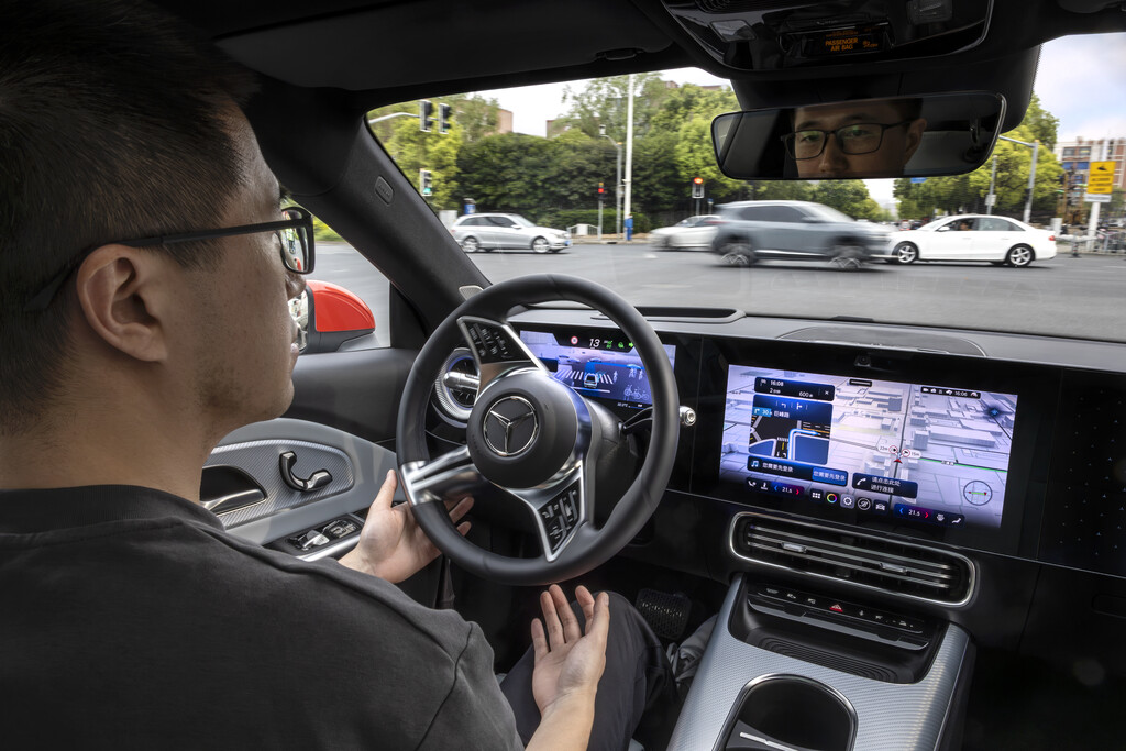 Los fabricantes han emborrachado los coches de asistentes por nuestra seguridad. No los usamos y (peor) tampoco los entendemos
