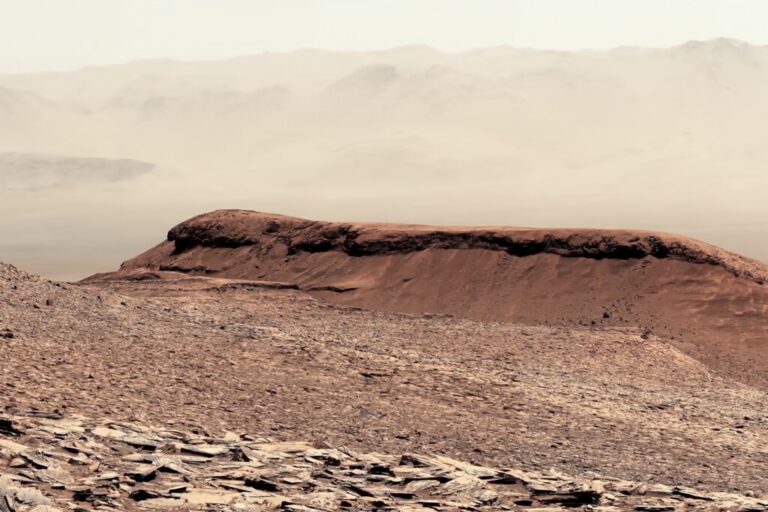 El rover Curiosity lleva 12 años escalando una montaña de Marte. Acaba de mandar un vídeo impresionante desde arriba