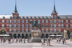 Madrid cree tener una idea para ordenar su turismo: que vecinos y turistas no convivan en los mismos edificios