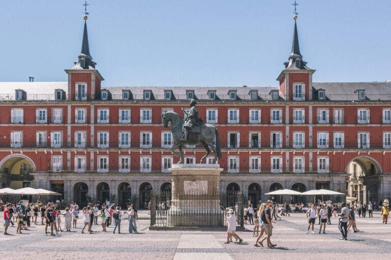 Madrid cree tener una idea para ordenar su turismo: que vecinos y turistas no convivan en los mismos edificios