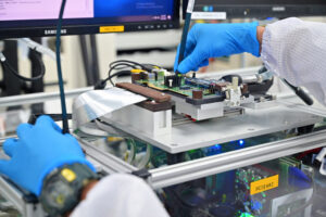 En su obsesión por torpedear la industria china de chips, EEUU quiere bloquear un esencial para fabricarlos: el software, según FT