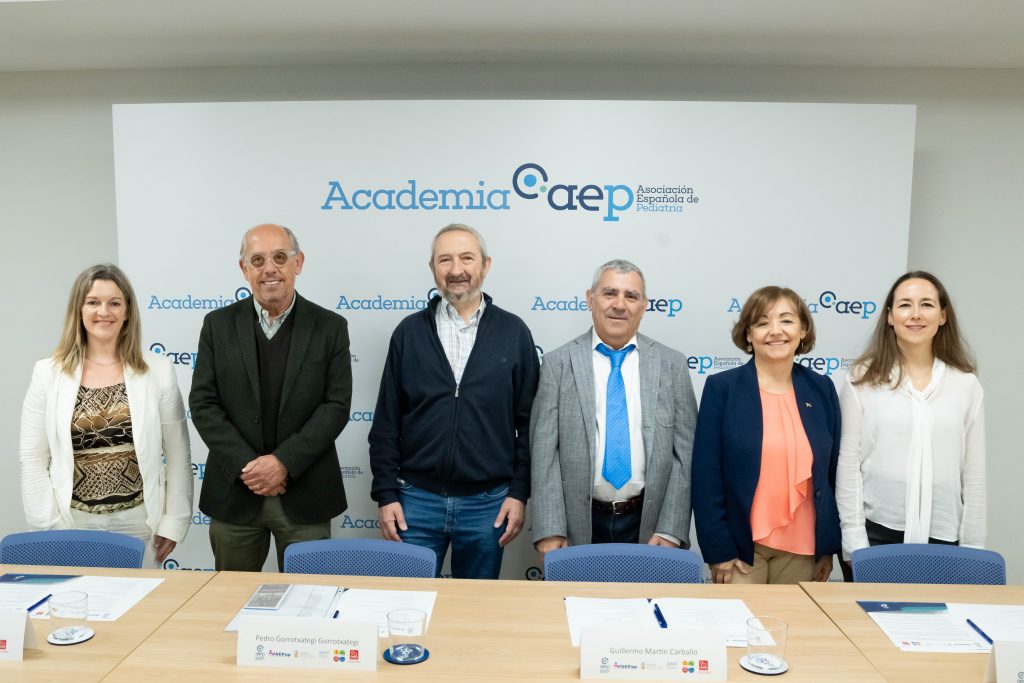 Las enfermeras denuncian que las comunidades relegan su presencia en la atención pediátrica: «Esto amenaza el principio de equidad»