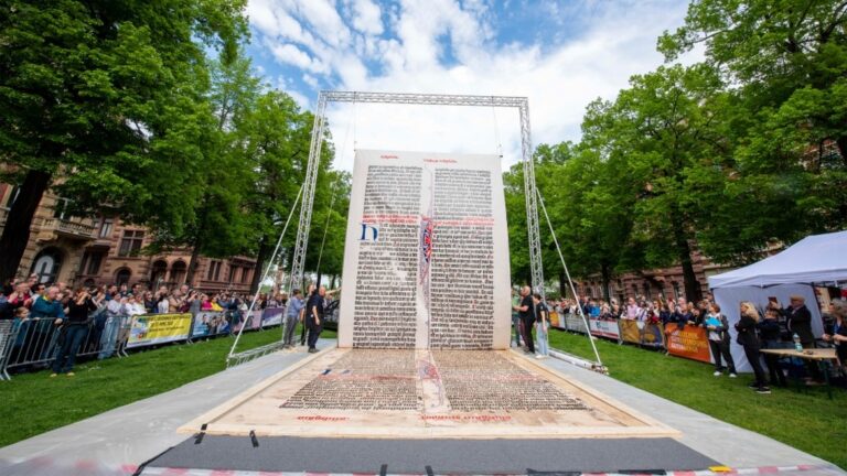 Se imprime la página de la Biblia más grande del mundo para conmemorar el nacimiento de Gutenberg