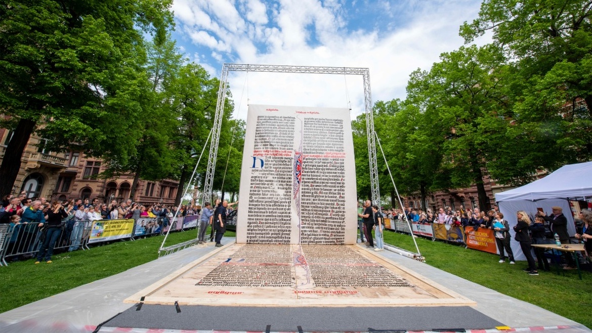 Se imprime la página de la Biblia más grande del mundo para conmemorar el nacimiento de Gutenberg