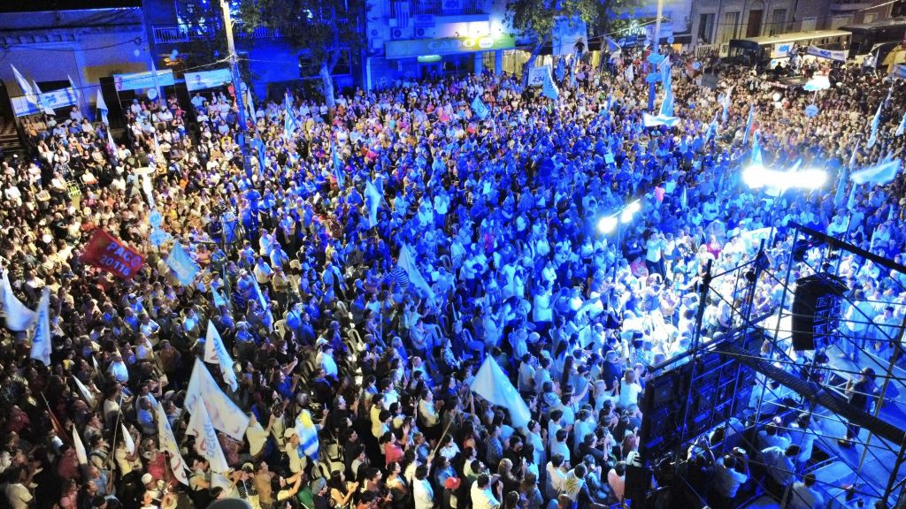 El candidato de la Coalición Republicana reunió a una multitud /Carlos Albisu cerró su campaña con Lacalle Pou: “Esta elección es de salteños para salteños”