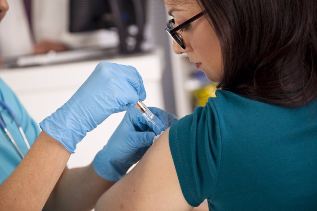 ¿Brazo izquierdo o derecho? La ciencia muestra la importancia del lugar de la vacunación. ¿Brazo izquierdo o derecho? La ciencia muestra la importancia del lugar de la vacunación.