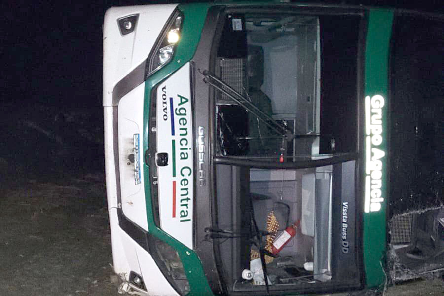 Ómnibus de Agencia Central con salteños /Volcó en Ruta 3 km.197.500 y hay 15 heridos leves felizmente