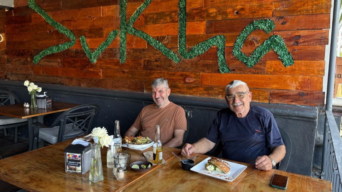 Dos amigos viajan en moto desde Estados Unidos hacia Necochea