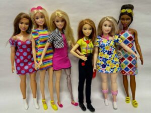 Barbie cambia los tacones por zapatos adaptados a la realidad laboral
