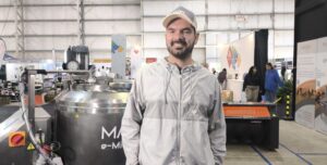 La vaca del futuro: Para facilitarle la vida al tambero, tres jóvenes ingenieros de Villa María diseñaron un robot que reagrupa el alimento que queda sin comer y lo acerca nuevamente hacia las lecheras