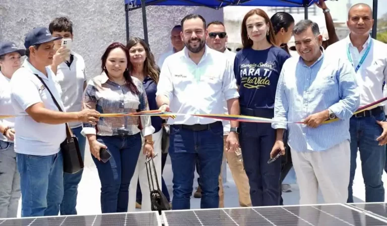 Ministro-Edwin-Palma-y-comerciantes-de-Barranquilla-celebran-la-instalacion-de-paneles-solares