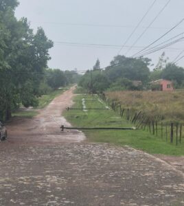 Fuerte temporal derribó techos, árboles y postes, dejando sin energía a varios distritos de Paraguarí