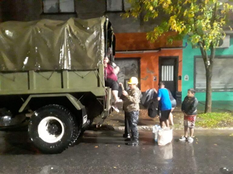 La Armada Argentina en las inundaciones: los detalles de la asistencia militar en el AMBA