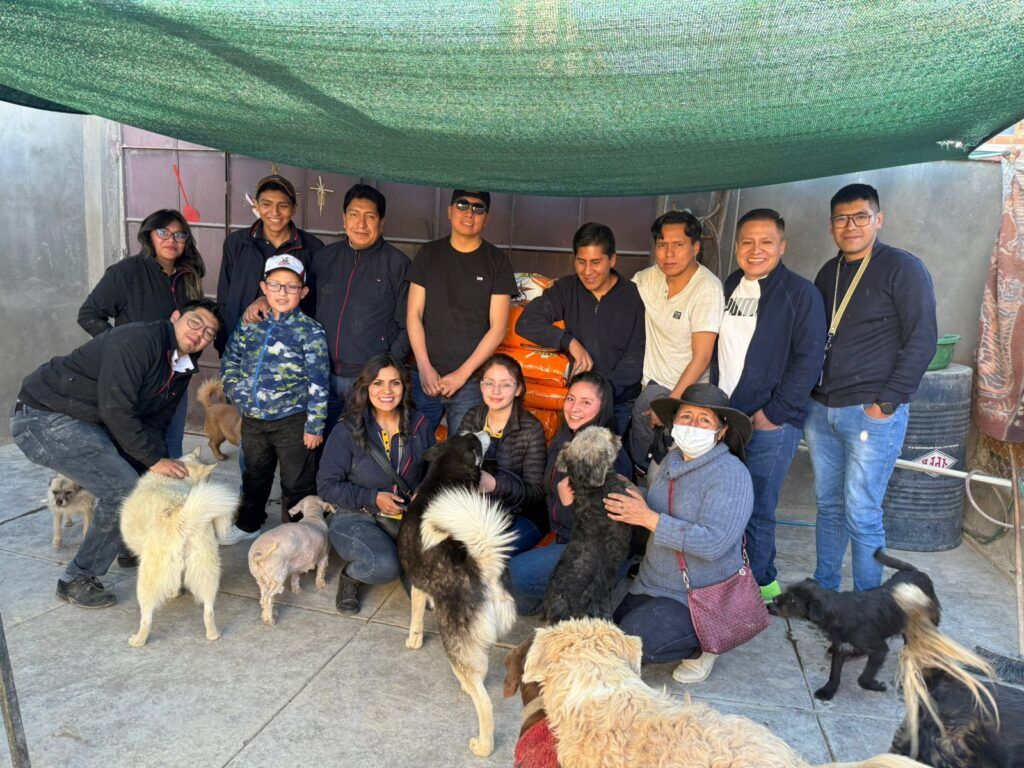 Colaboradores de Banco BISA llevan esperanza a los “Peluditos de la Calle” en Oruro