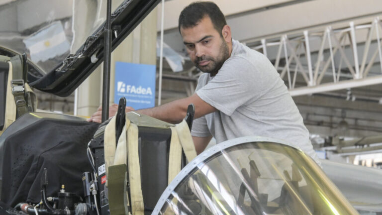 Acuerdo entre la Fábrica Argentina de Aviones y Flybondi: de qué se trata este convenio clave para el sector aeronáutico 