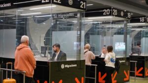 Cambios en salud, educación y ciudadanía: el Gobierno endureció por decreto la política migratoria