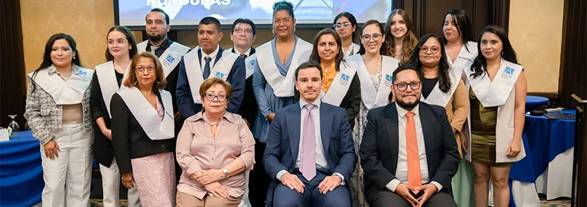 FUNIBER Nicaragua reconoce a estudiantes becados con entrega de diplomas en una ceremonia