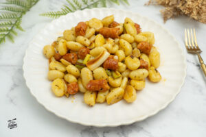 Ñoquis con chistorra y ajetes tiernos. Receta rápida y fácil