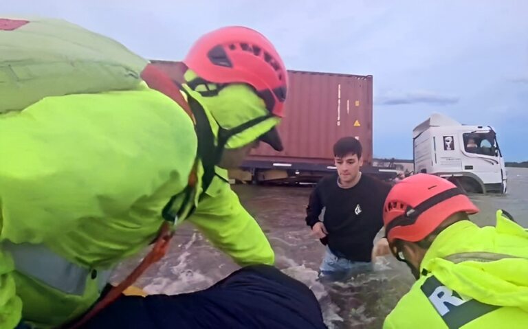 Argentina: La tormenta mantiene en alerta roja a varias ciudades de la provincia y ya hay 4460 evacuados y tres personas desaparecidas