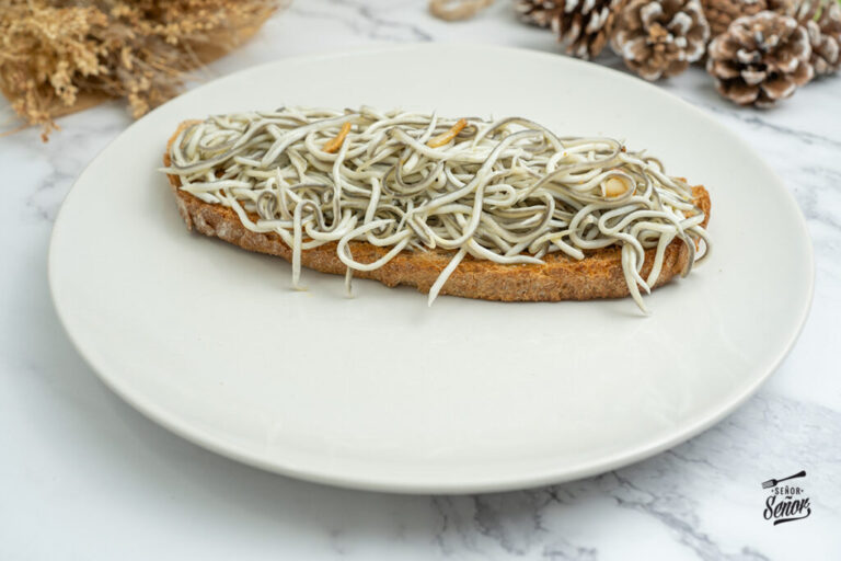 Tosta de gulas. Receta de cena fácil y rápida