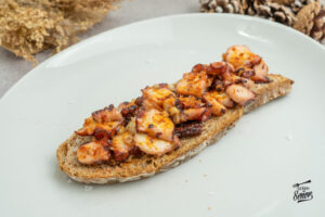 Tosta de pulpo al ajillo. Receta fácil y riquísima
