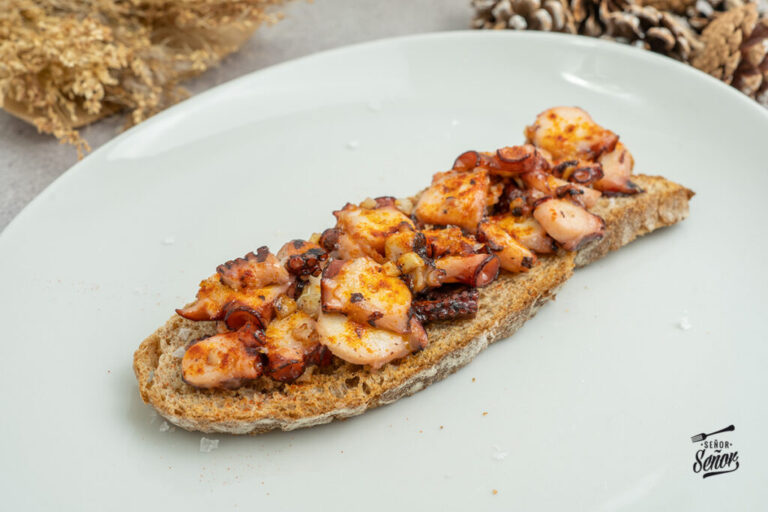 Tosta de pulpo al ajillo. Receta fácil y riquísima