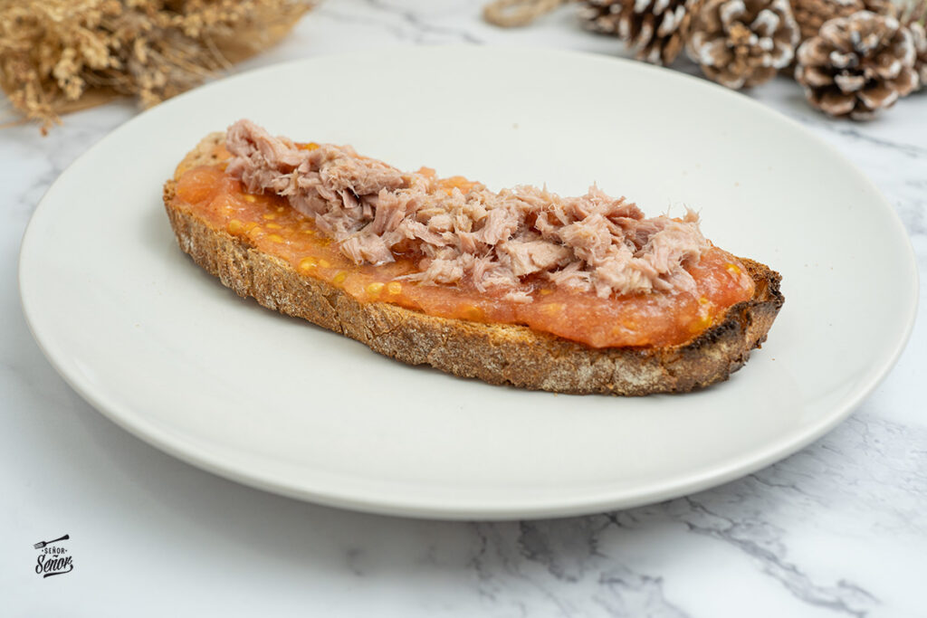 Tostada de tomate de atún. El desayuno más completo